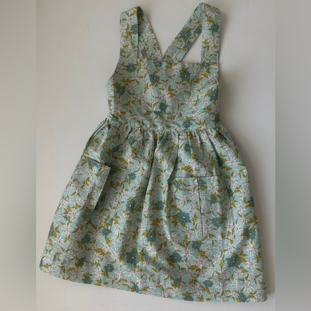 Milkbarn girl’s Green Floral Organic Linen and Cotton Pinafore Apron.  Size 2-4Y